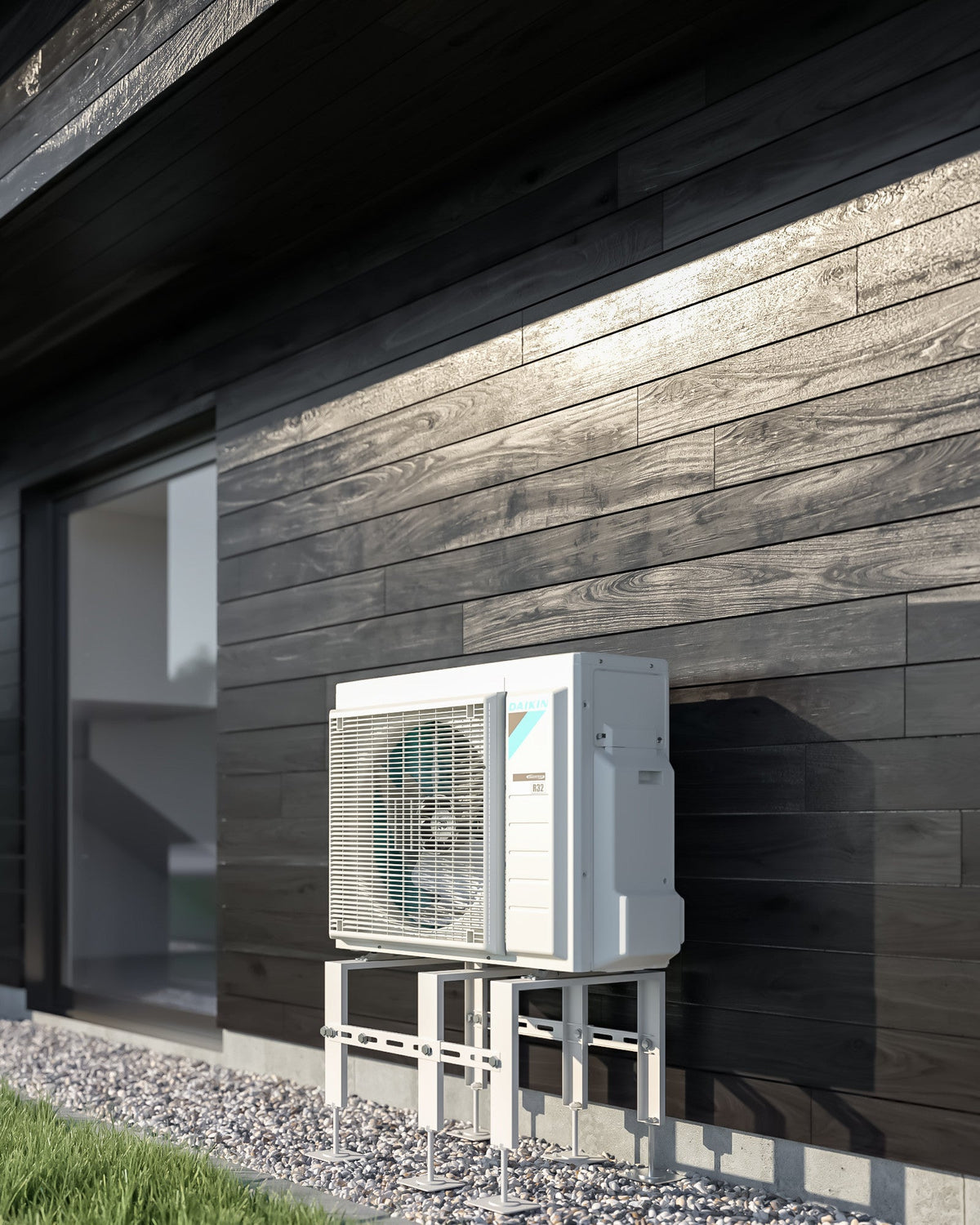 DAIKIN Altherma 3 R 8 kW – 230 l · 1 zóna — vonkajšia jednotka pri tmavej drevenej fasáde