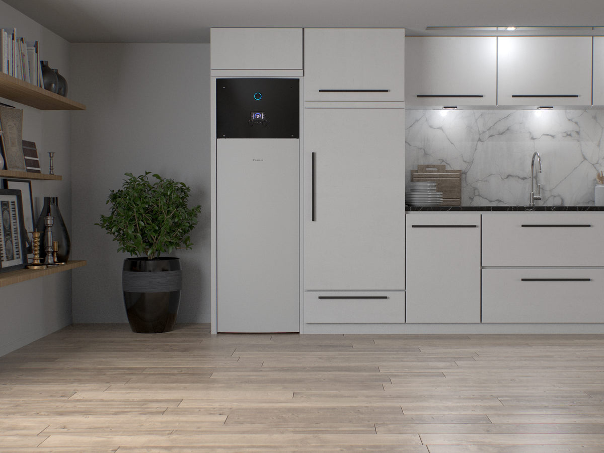 Vnútorná jednotka tepelného čerpadla DAIKIN Altherma 3 R so zásobníkom v kuchyni