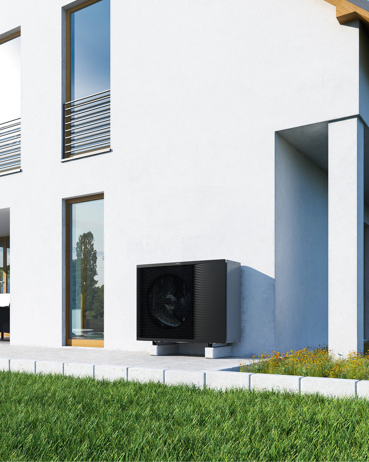 DAIKIN Altherma 3 H HT vonkajšia jednotka 16 kW EPRA16DW17 — vonkajšia jednotka pri rodinnom dome v lete