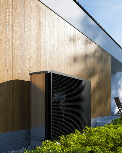 DAIKIN Altherma 3 H HT vonkajšia jednotka 18 kW EPRA18DW17 — vonkajšia jednotka pri drevenej fasáde domu