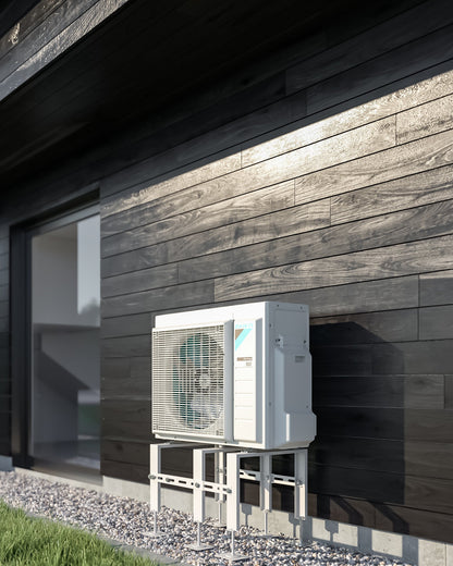 DAIKIN Altherma 3 R 8 kW – 230 l · 1 zóna — vonkajšia jednotka pri tmavej drevenej fasáde