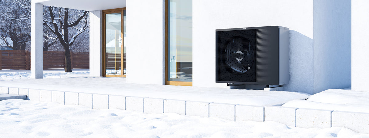 Tepelné čerpadlo DAIKIN Altherma 3 H HT — vonkajšia jednotka EPRA pri dome v zime