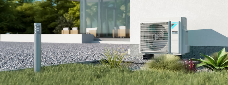 Tepelné čerpadlo DAIKIN Altherma 3 R — vonkajšia jednotka ERGA pri modernom dome so záhradou