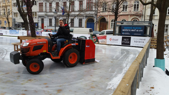 Rolba pripravuje ľad na ploche na Hviezdoslavovom námestí