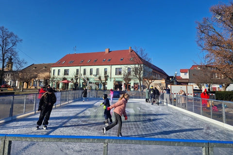 Ľadová plocha 20 × 10 m na Námestí slobody v Seredi počas verejného korčuľovania