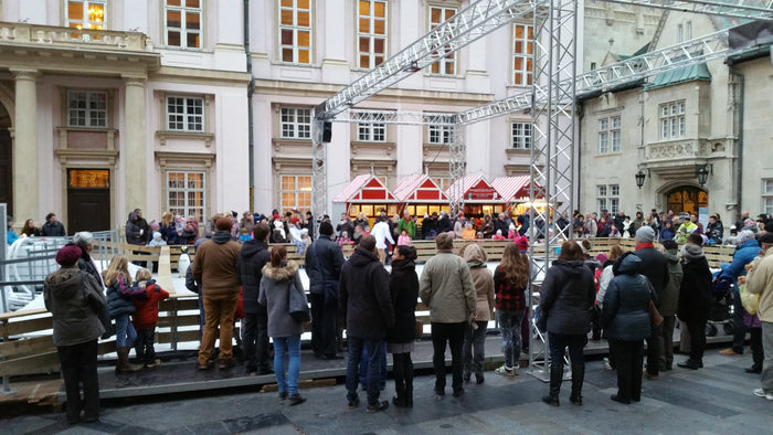 Diváci a korčuliari pri ľadovej ploche na Primaciálnom námestí