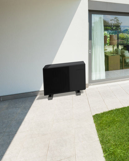 SAMSUNG EHS Quint vonkajšia jednotka 12,5 kW 1f — pri bielej vile s výhľadom na hory